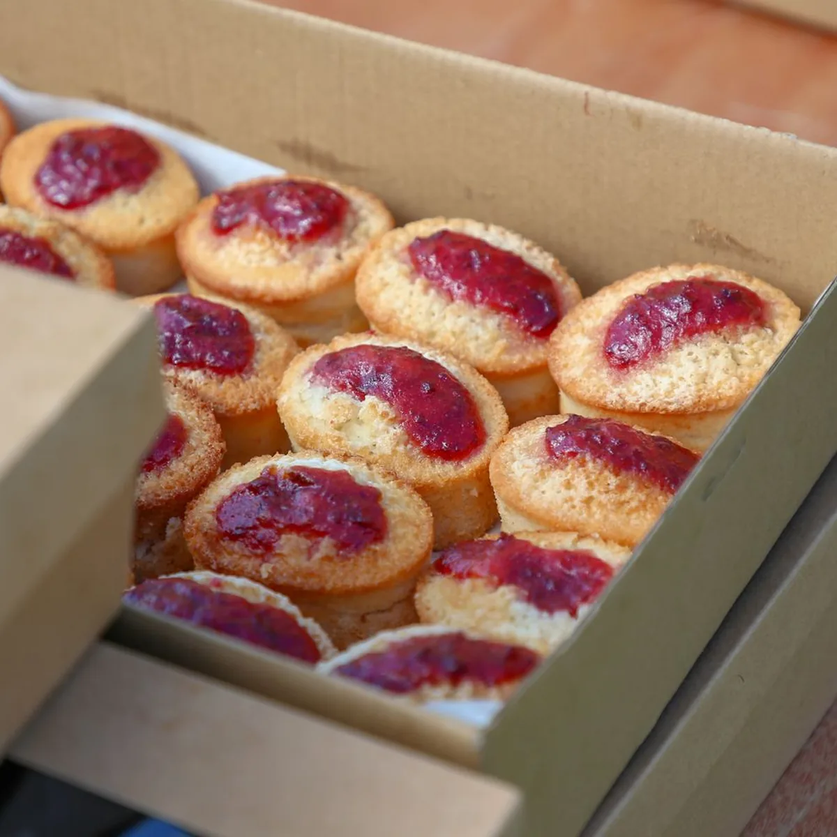Elongated kraft paper bakery boxes with window lids and pastry tray insert