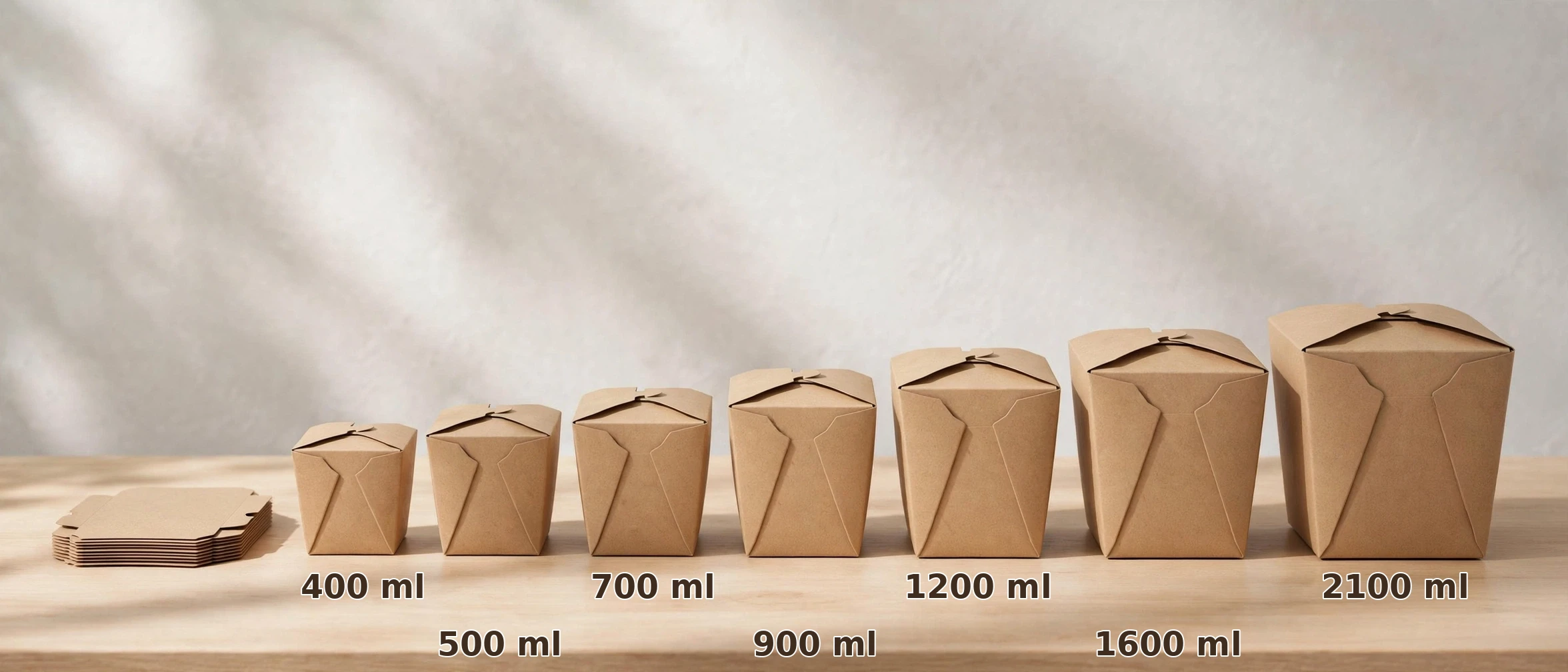 400 ml부터 2100 ml까지 크기 순으로 배열된 일곱 개의 크라프트 런치박스